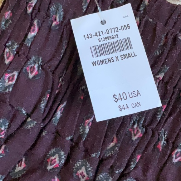 NWT Abercrombie and Fitch Womens short elastic skirt in maroon - Picture 2 of 3